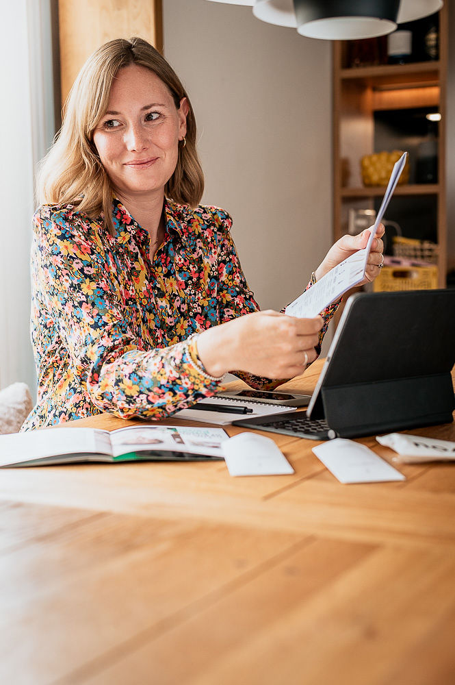 Sabrina bei der Arbeit am Tisch
